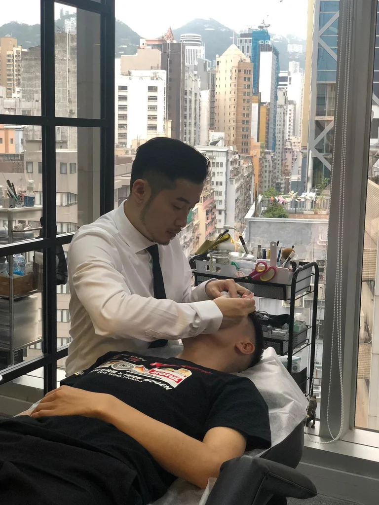 Eason 在 Yu Beauty 工作室為客人進行眉藝服務